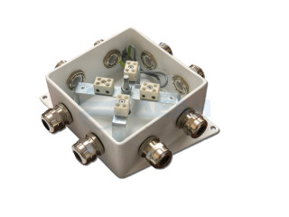                         Коробка монтажная КМ-О (8к)-IP66-120х120, семь вводов  (Гефест) 
						